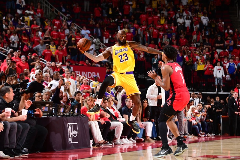 Huấn luyện viên tận dụng thời gian nghỉ giữa giờ (Halftime) để điều chỉnh sơ đồ chiến thuật.
