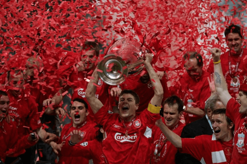 Steven Gerrard nâng cao cúp vô địch Champions League 2005 sau màn lội ngược dòng vĩ đại.