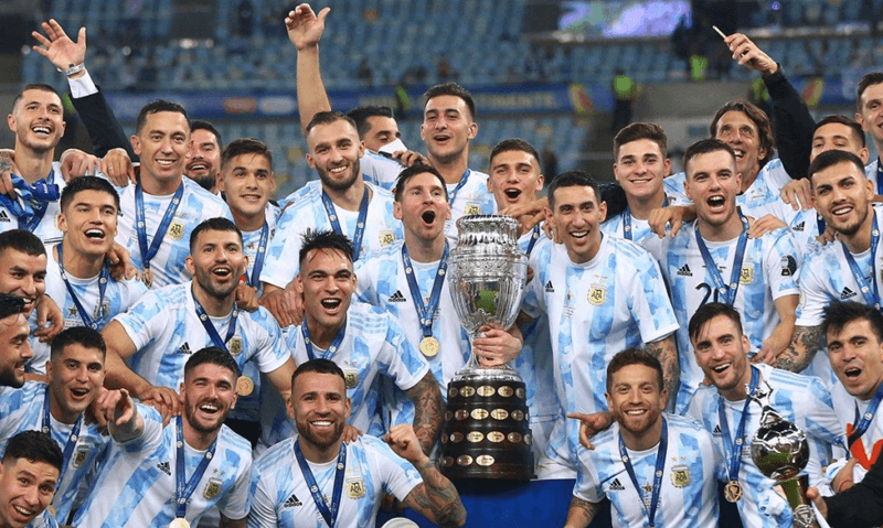 Đội tuyển Argentina ăn mừng chức vô địch thế giới đầy cảm xúc trên sân vận động Lusail.