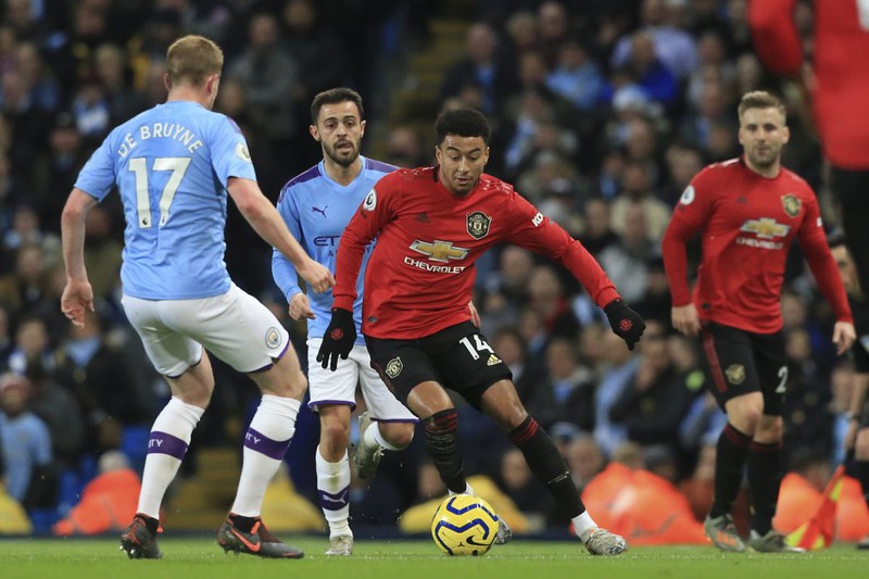 Những vũ điệu rực lửa nơi hành lang cánh luôn là đặc sản lâu đời tại Old Trafford.