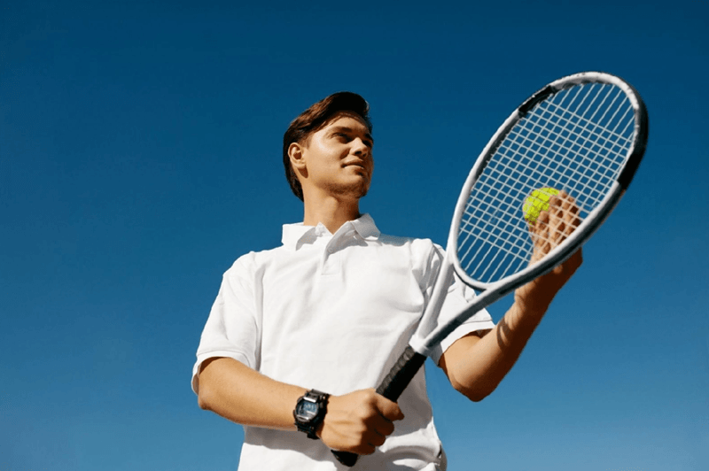 Kích thước và bề mặt sân tennis được chuẩn hóa nghiêm ngặt theo quy định quốc tế.
