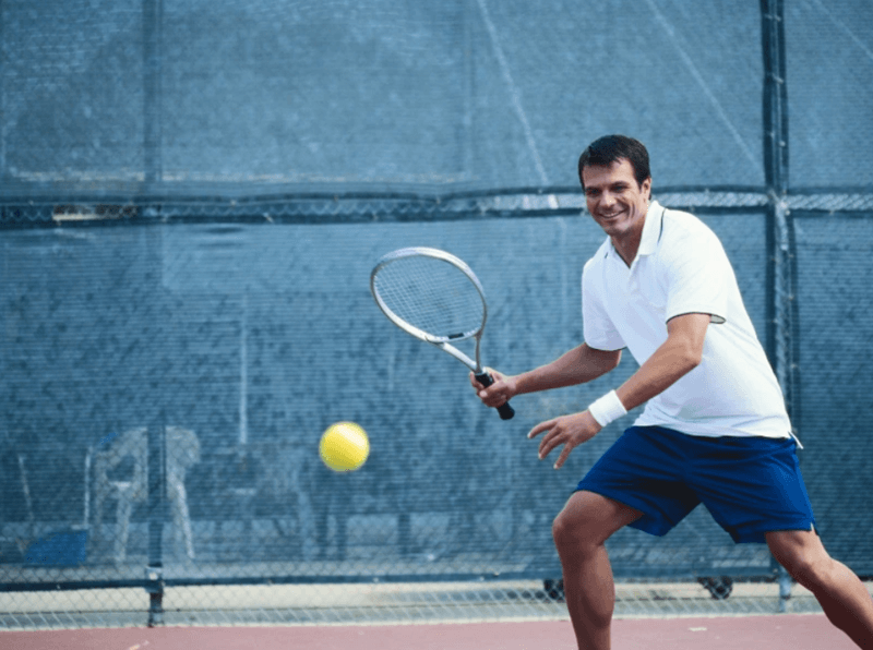 Bảng điện tử hiển thị cách tính điểm độc đáo (Love, 15, 30, 40) trong một game tennis.