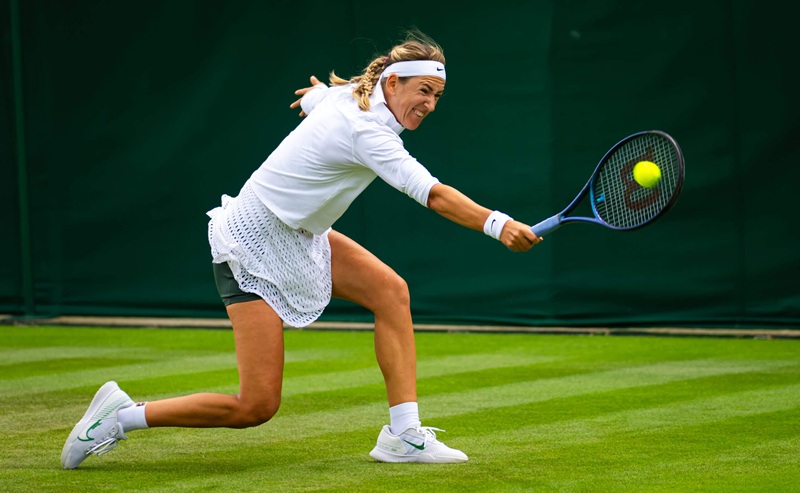 Không gian sân đánh đơn giới hạn trong đường biên dọc phía trong rộng 8,23 mét.