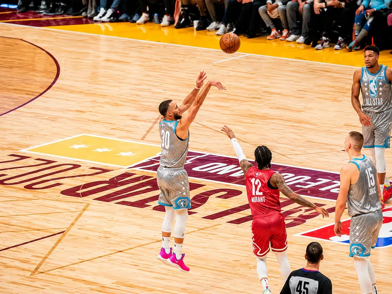 Tầm ném rộng, kỹ năng dẫn bóng và di chuyển không bóng của Curry góp phần thay đổi cách NBA vận hành tấn công.
