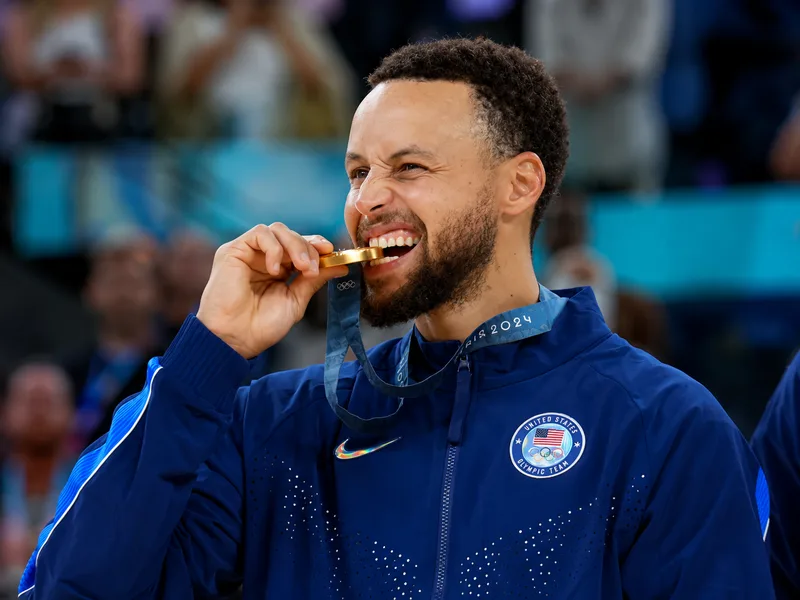 Stephen Curry giành HCV Olympic đầu tiên tại Paris 2024 sau những màn ném ba điểm bùng nổ cùng tuyển Mỹ.