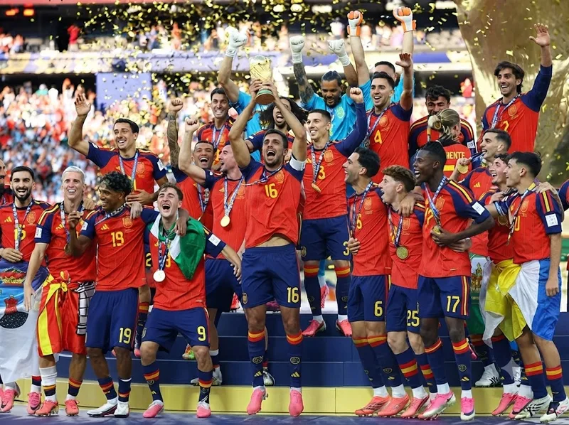 Đội vô địch World Cup chỉ nâng cúp nguyên bản trong lễ trao giải trước khi FIFA tiếp nhận lại để bảo quản.
