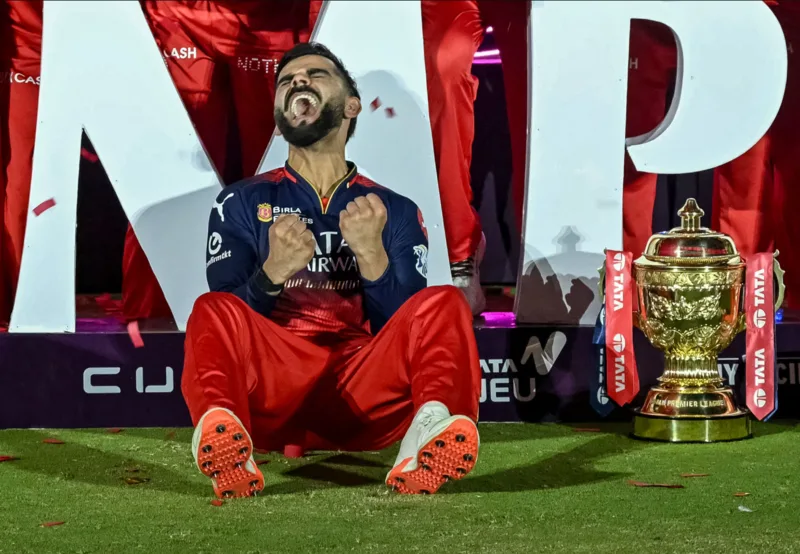 Kohli ăn mừng thành tích sau khi thiết lập các cột mốc cricket lớn
