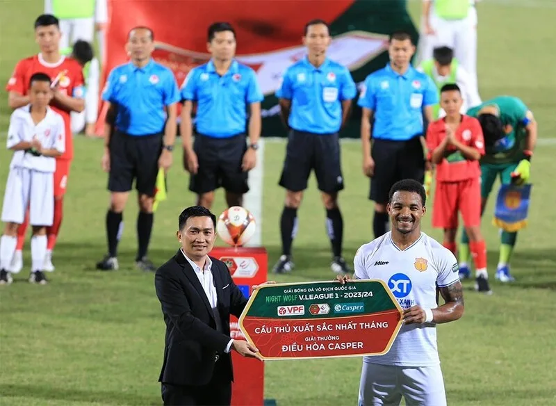 Xuân Son từng thi đấu nổi bật tại V.League trong màu áo Nam Định, trở thành chân sút chủ lực và giành danh hiệu Vua phá lưới.