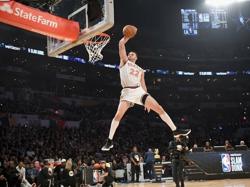Dunk là động tác cầu thủ bóng rổ bật lên, đưa bóng vượt vành rồi ấn trực tiếp xuống rổ bằng một hoặc hai tay.