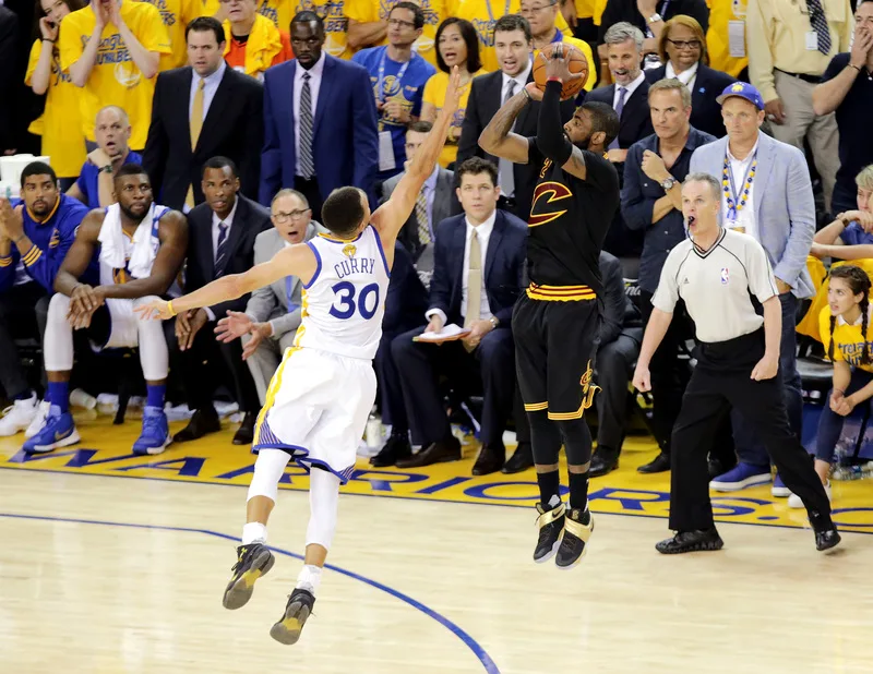 Kyrie Irving ghi cú ném ba điểm lịch sử giúp Cleveland vô địch NBA 2016.